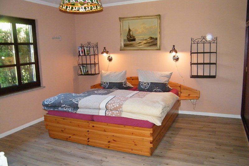 Schlafzimmer mit Holzbett, Fenster und Lampen. Gemütliche Einrichtung.