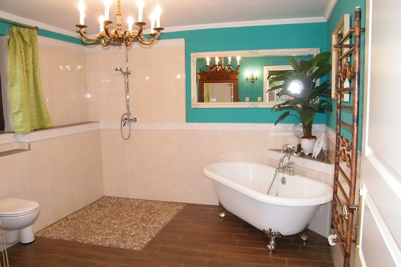 Modernes Badezimmer mit lila Akzenten, Holzdetails und eleganter Beleuchtung.