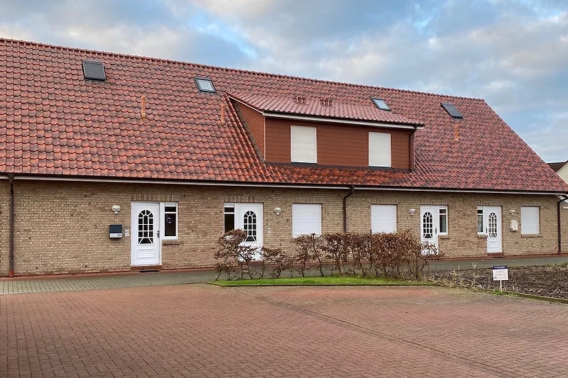 Eingang links (Reihenendhauswohnung)