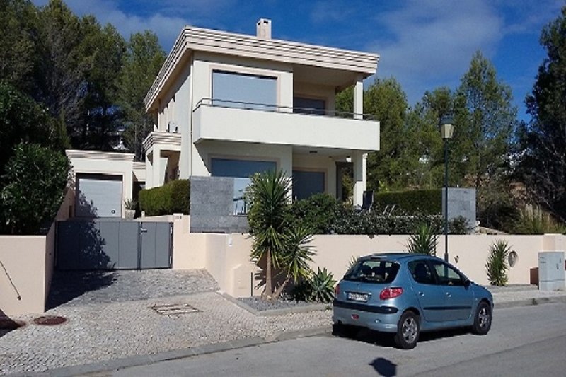 Elegante Villa mit Balkon im Vorort.