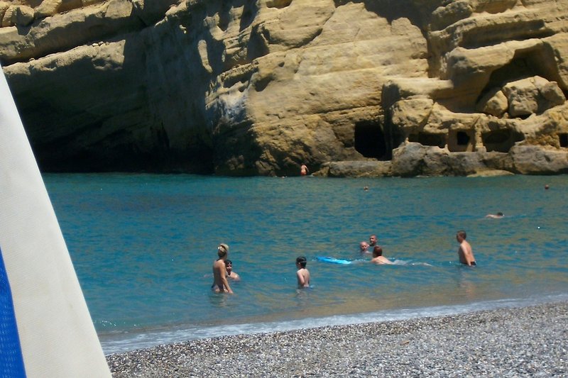 Matala baden vor dem Hoehlenfels