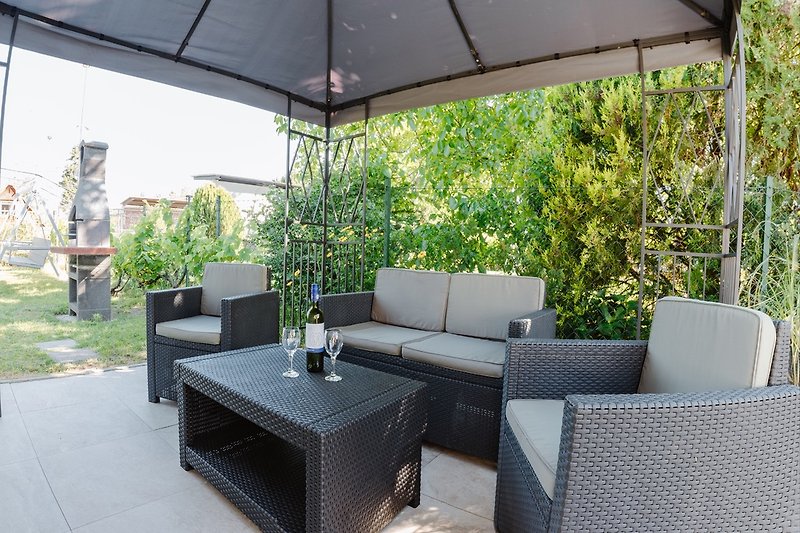 Terrasse mit Sitzecke & Garten