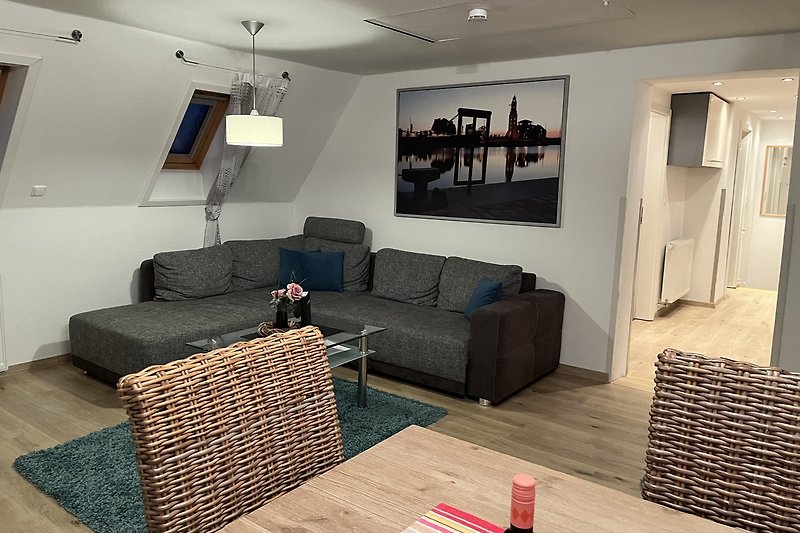 Elegantes Wohnzimmer mit Holzdetails, Sofa und stilvoller Beleuchtung.