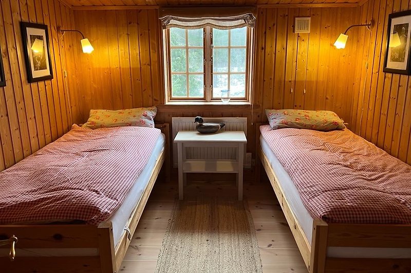 Schlafzimmer mit 2 Einzelbetten (90x200)