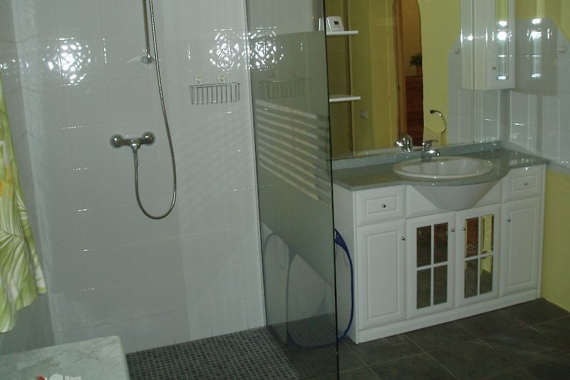 Casa Pedro Badezimmer mit ebenerdiger Dusche