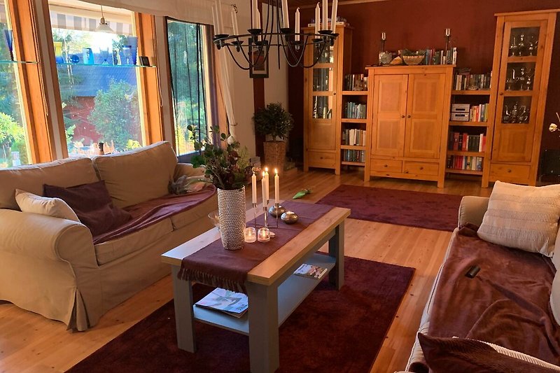 Gemütliches Wohnzimmer mit stilvoller Einrichtung und Pflanzendeko.