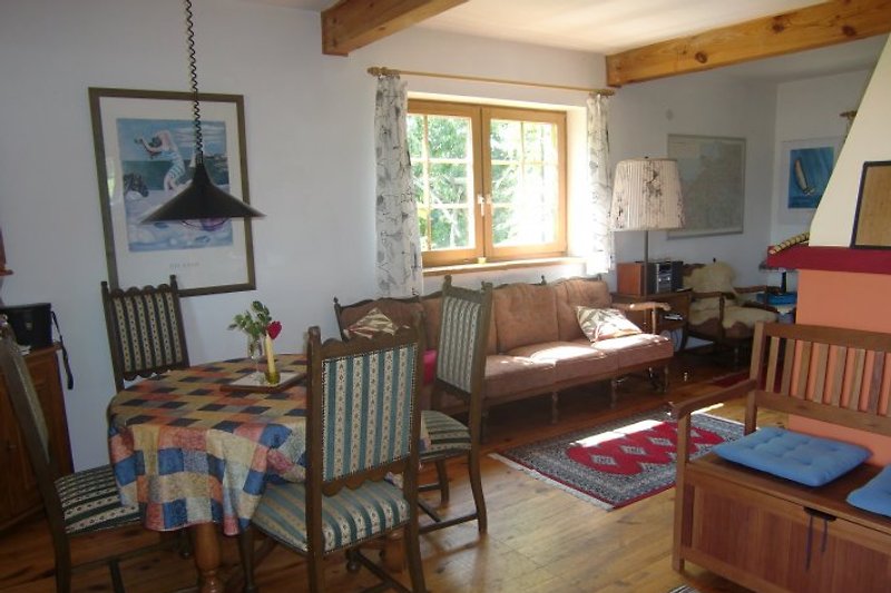 Im Erdgeschoss gruppiert sich um den Kamin Essecke, Küchenzeile und Wohnbereich