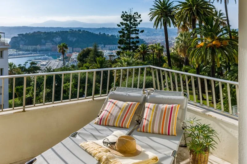 Balkon boven de daken van Nice.