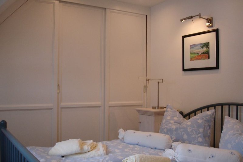 Drugi pokój sypialny z idealnie dopasowanymi zabudowami stolarskimi.