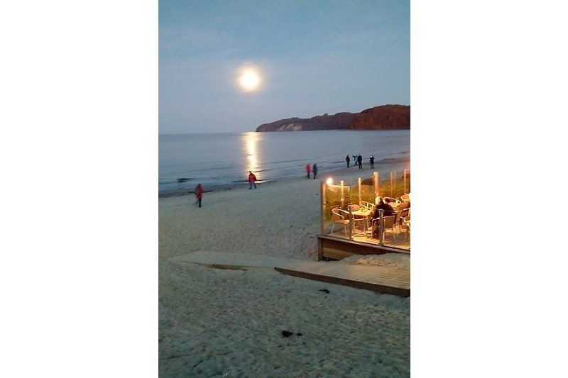 Das ist Mondaufgang am Strand