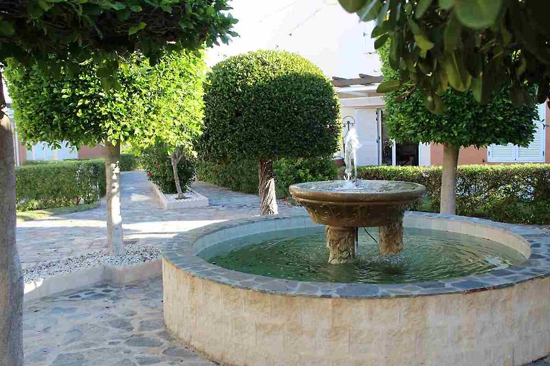 Gartenanlage mit Springbrunnen