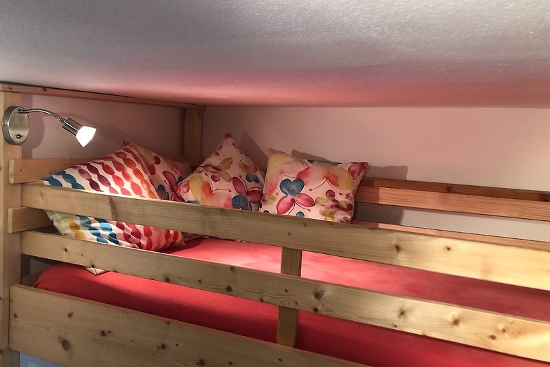 Kinderschlafzimmer obere Etage untere Bett ist 1,40m breit und das obere ist 90cm breit und sehr gemütlich ideal für Kinder
