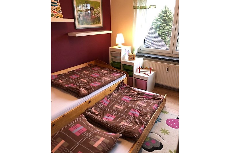Kinderspiel- und Schlafzimmer untere Etage mit 2 Betten 90cm breit