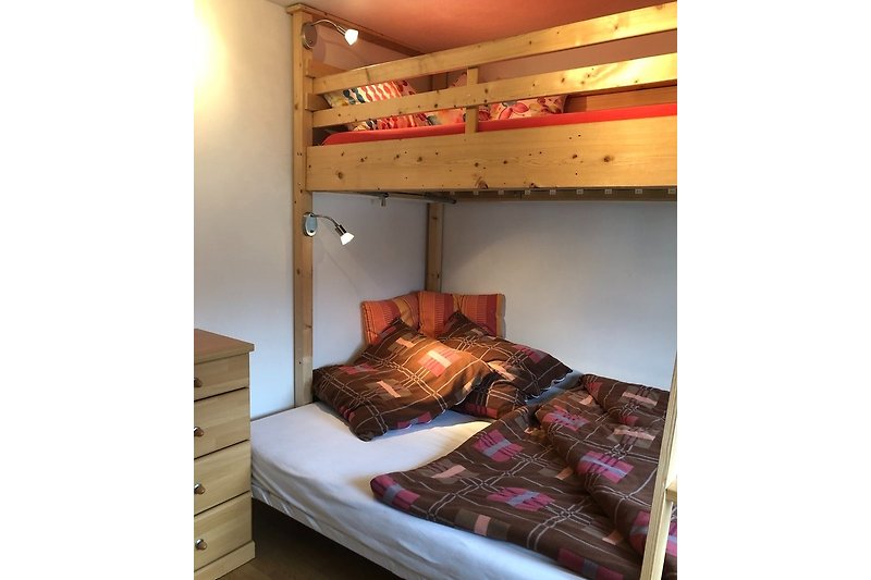 Kinderschlafzimmer obere Etage untere Bett ist 1,40m breit und das obere ist 90cm breit und sehr gemütlich ideal für Kinder