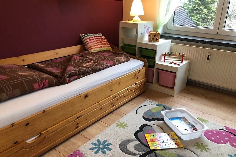 Kinderspiel- und Schlafzimmer  untere Etage mit 2 Betten 90cm breit