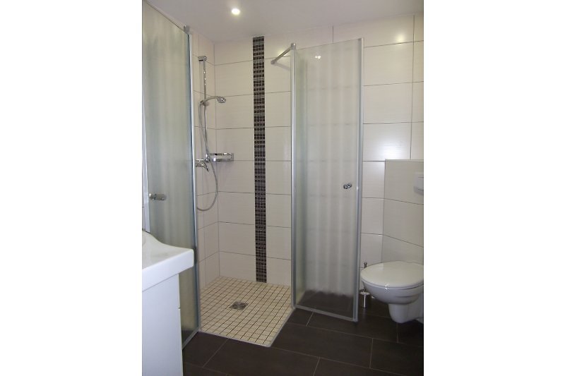 Badezimmer mit ebenerdiger Dusche und Fußbodenheizung