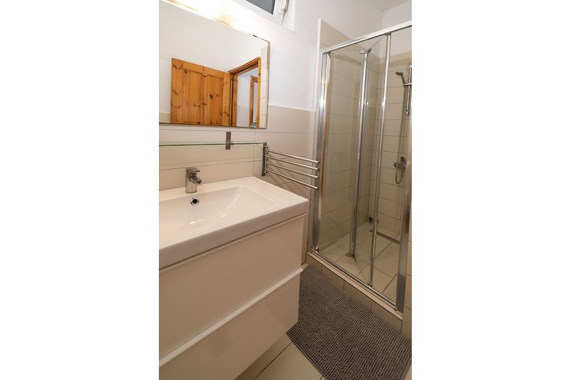 Schönes Badezimmer mit modernen Armaturen und stilvollem Design begehbare Dusche