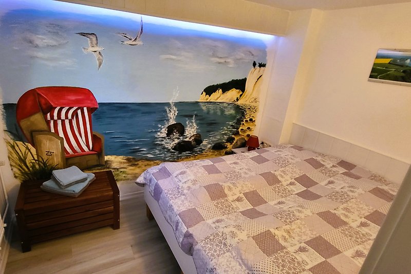 Schlafzimmer mit Malerei einer Rüganer Künstlerin.