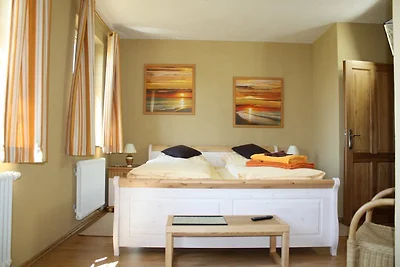 Casa di campagna giallo sabbia