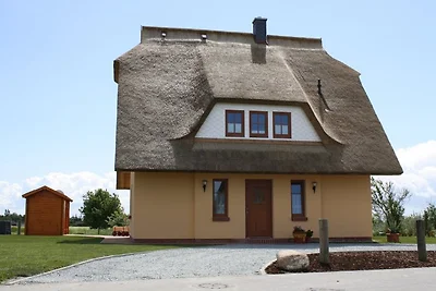 Casa di campagna giallo sabbia