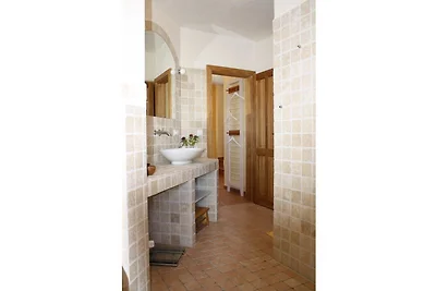 Casa di campagna giallo sabbia