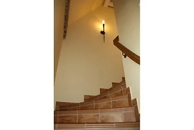 Casa di campagna giallo sabbia