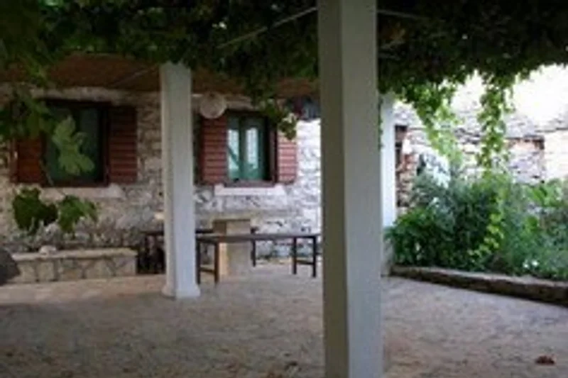 Veranda translates to "veranda" in Dutch. The sentence "Veranda with a glass roof" can be translated as "Veranda met een glazen dak".