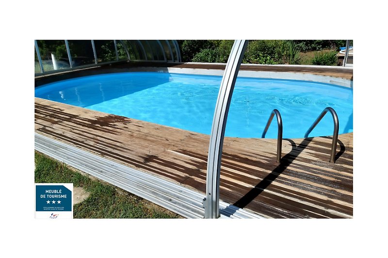 Privater Pool mit stilvollem Aluminium-Design.