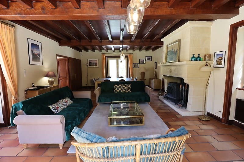 Un salon avec un canapé en bois et une décoration chaleureuse.