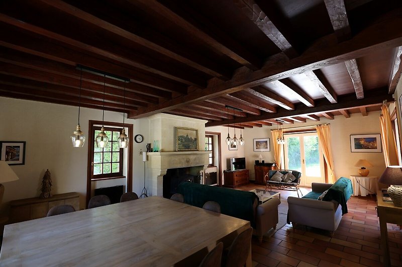 Un salon confortable avec un canapé en bois, une table basse et un éclairage chaleureux.