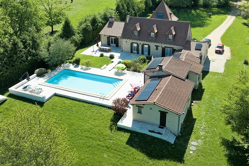 Een villa met privézwembad, tuin en terras.