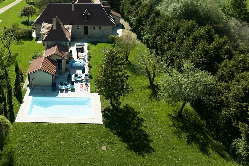 A l'arrière de la villa, la piscine en toute intimité