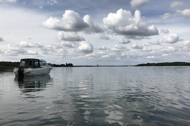 Motorboot mieten/ chartern auf dem Schweriner See mit Skipper:  Ausflugstouren oder Angeltouren
