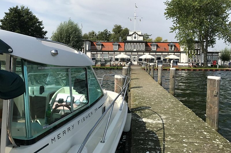 individuelle Bootstouren auf dem Schweriner See mit Skipper:  Schlosstour - Inseltour - vier Seentour -Angeltour