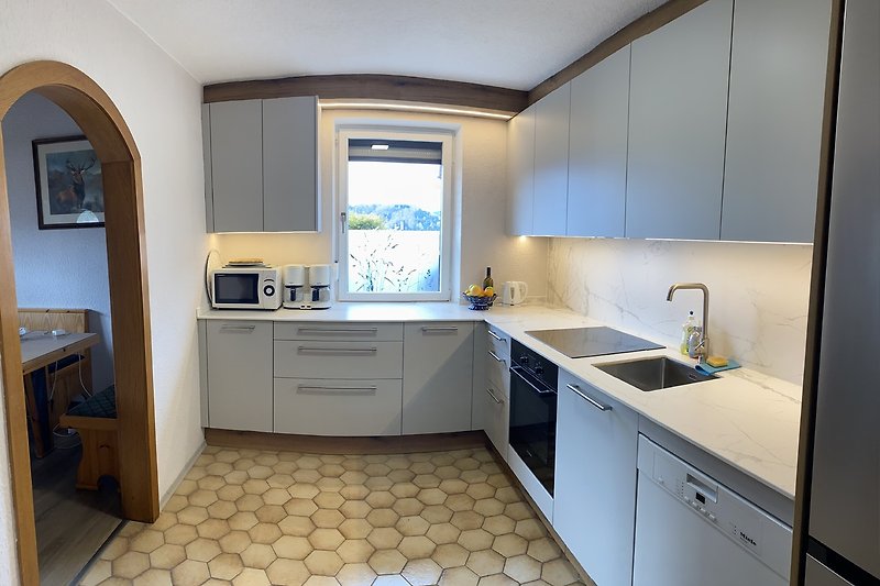 Moderne Küche mit Holzeinfassung, Küchenspüle und Schränken.