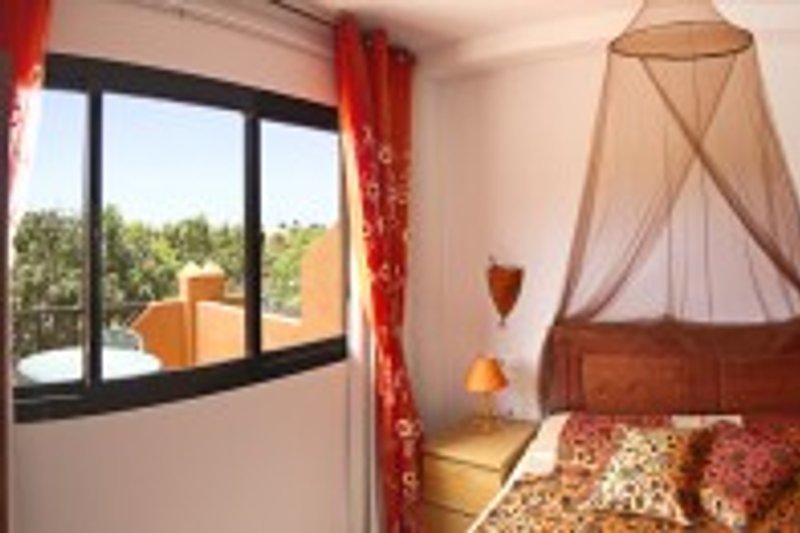 Schlafzimmer mit Blick in den Palmenpark