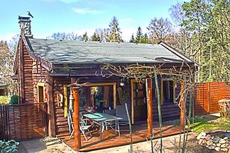 Norwegisches Haus am Wald und See