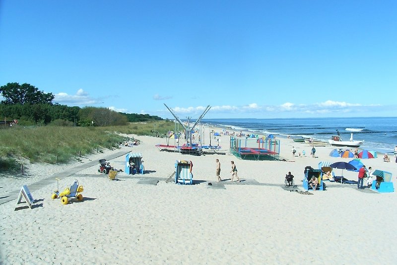 Área deportiva en la playa de arena