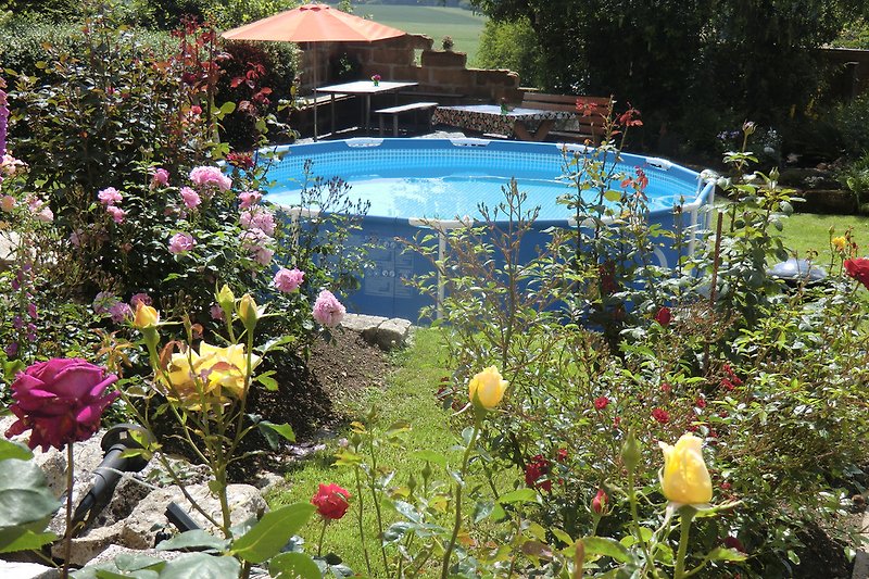 Garten mit Pool und Sitzecke