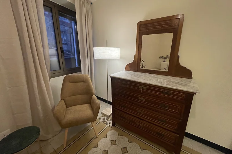 Schlafzimmer mit warmem Ambiente