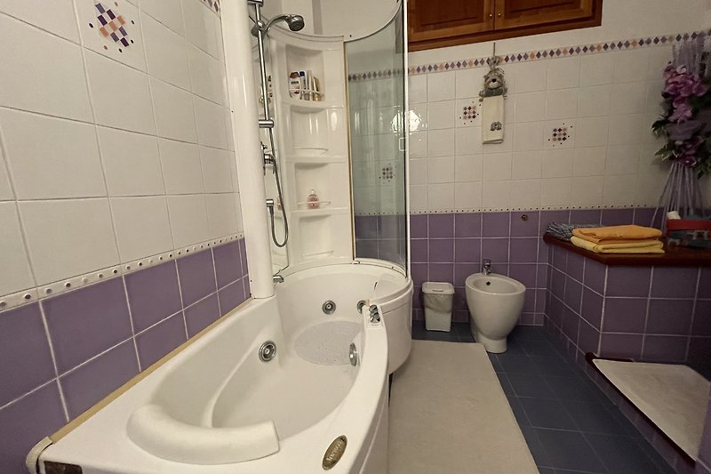 Modernes Badezimmer mit  Badewanne und Dusche.