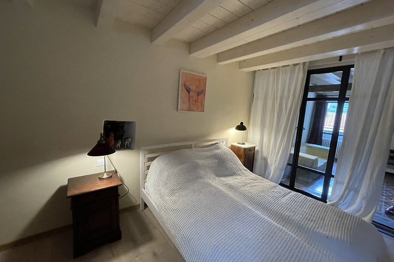 Schlafzimmer mit Doppelbett (160x200)