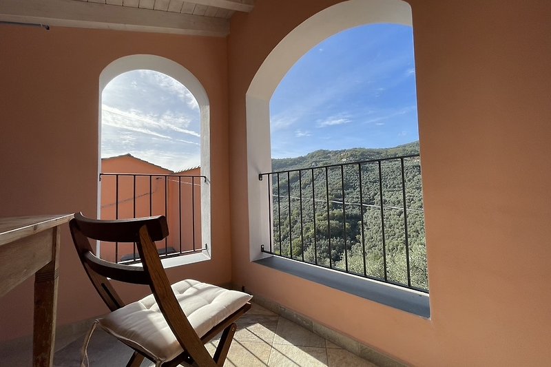 Gemütliches Apartment mit stilvollem Interieur. Loggia bietet herrlichen Ausblick auf die Landschaft.