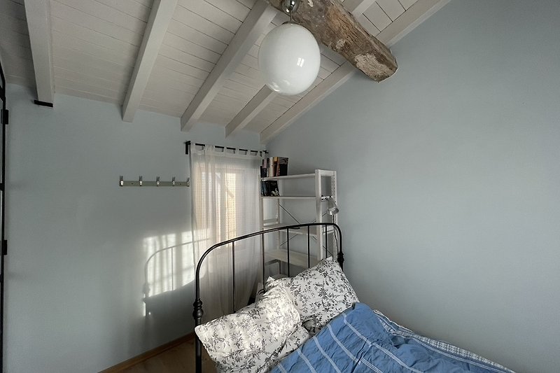 Schlafzimmer mit Doppelbett (140x200)