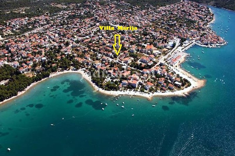 The house is located in the center of Pirovac. Here you can see how close the beach is.