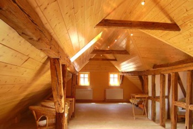 Der ausgebaute Dachboden bietet Platz zum Entspanne, Spielen und Tagen