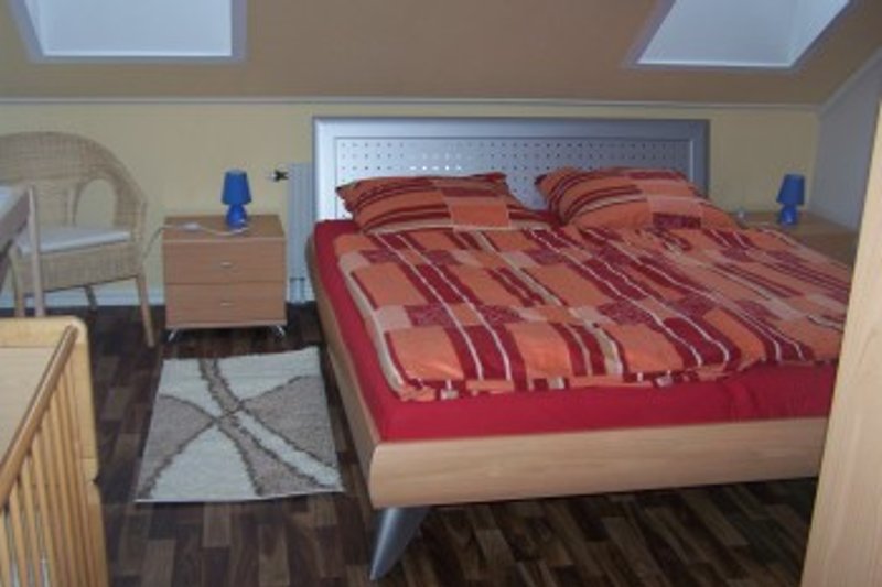 Schlafzimmer mit Doppelbett 200 x 180 cm mit Wickeltisch u. Kinderbett