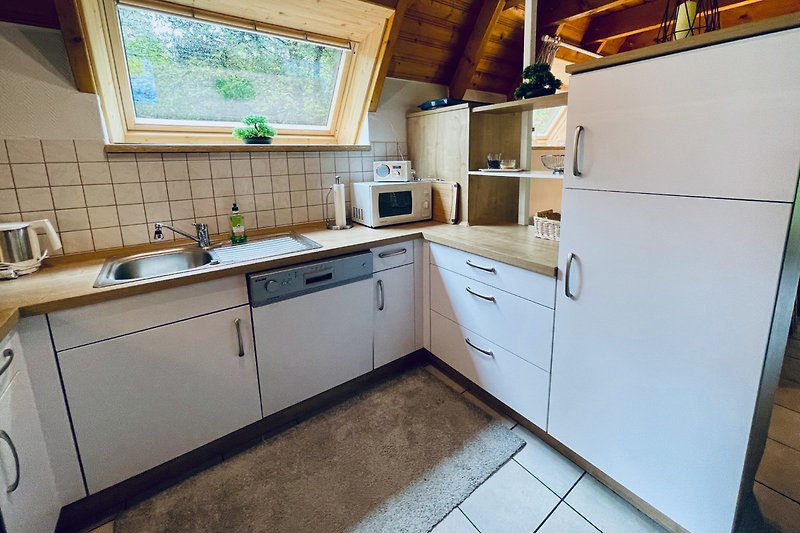 Moderne Küche mit großem Kühlschrank und separatem Gefrierfach