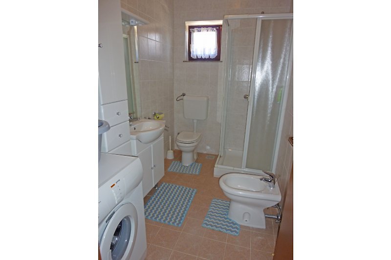Badezimmer 1 von 2