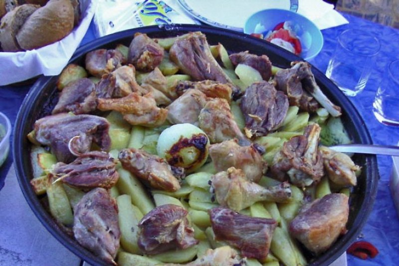 Mediterranes Fleischgericht aus der traditionellen Peka